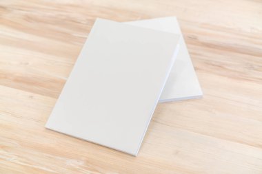 Katalog, dergi boş, sahte ahşap arka plan üzerinde kitap.