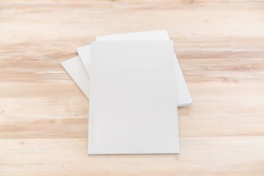 Katalog, dergi boş, sahte ahşap arka plan üzerinde kitap.