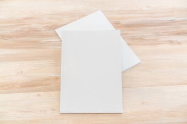Katalog, dergi boş, sahte ahşap arka plan üzerinde kitap.