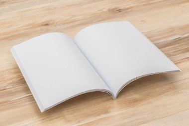 Katalog, dergi boş, sahte ahşap arka plan üzerinde kitap.