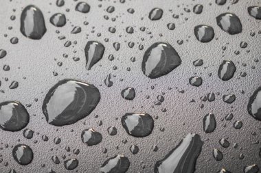 Su üzerinde siyah blackground damla