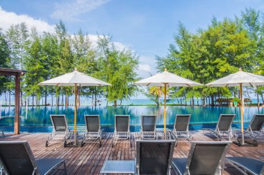 Denize yakın Yüzme Havuzu rahatlatıcı ile koltuk