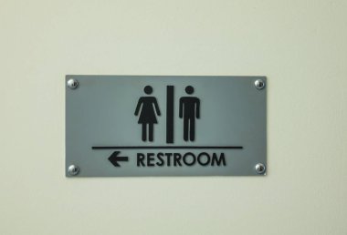 Tuvalet tabelası grunge duvarında