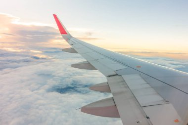 Bulutların üzerinde uçan bir uçağın kanadı