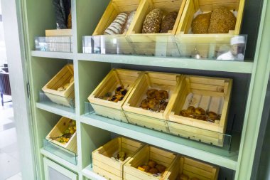 Açık büfedeki taze hamur işleri.