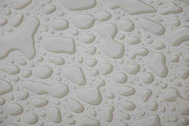 Su üzerinde beyaz blackground damla