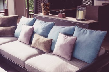 Yastıklı modern mobilyaların kapatılması (filtrelenmiş görüntü işlenmiş vintage etkisi. )