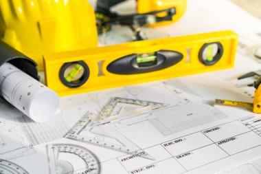 kask ve çizim araçları ile inşaat planları planları