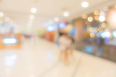 İnsanlar alışveriş merkezinde bulanıklık