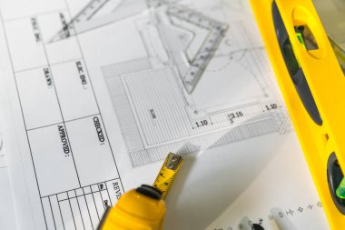 kask ve çizim araçları ile inşaat planları planları