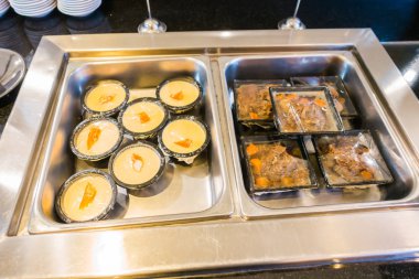 Kahvaltı büfesi ile sosis .