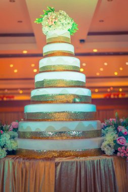 Düğün etkinliğinde düğün pastası ( Filtrelenmiş görüntü işlenmiş vintage etkisi. )