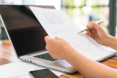 İş kadın el ile mali harita ve tablo üstünde laptop