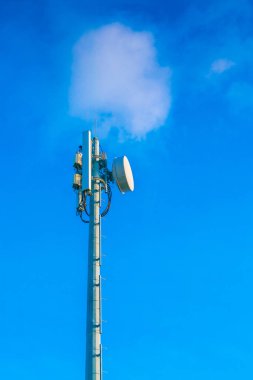 Güzel gökyüzü ile telekomünikasyon Kulesi