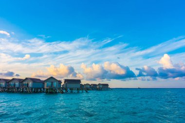 Su Villa tropikal Maldivler Island ile güzel gündoğumu