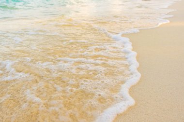 Güzel tropikal Maldivler ada beyaz kumlu plaj ve deniz