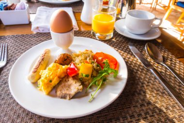 Kahvaltıda yumurtalı omlet.