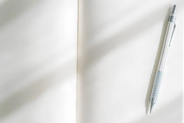 空白のカタログ ウッドの背景の上にペン模擬本 — ストック写真