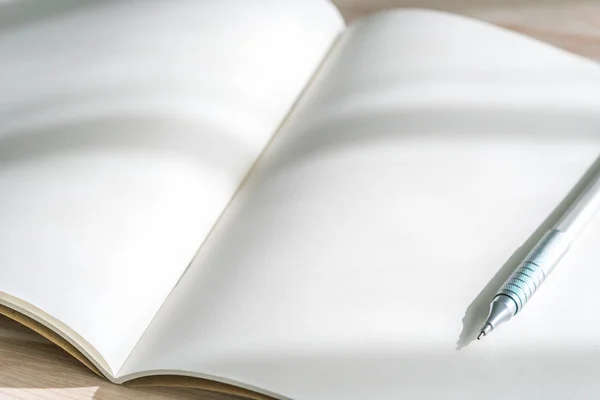 Catálogo Blanco Revistas Maqueta Libros Con Lápiz Sobre Fondo Madera — Foto de Stock