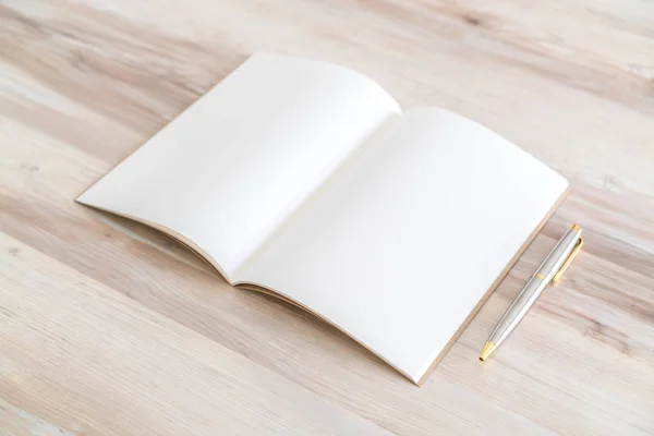 Catálogo Blanco Revistas Maqueta Libros Con Lápiz Sobre Fondo Madera — Foto de Stock