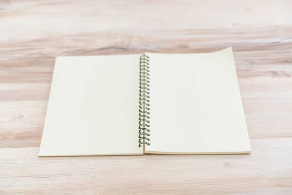 Notebook Branco Simular Fundo Madeira — Fotografia de Stock