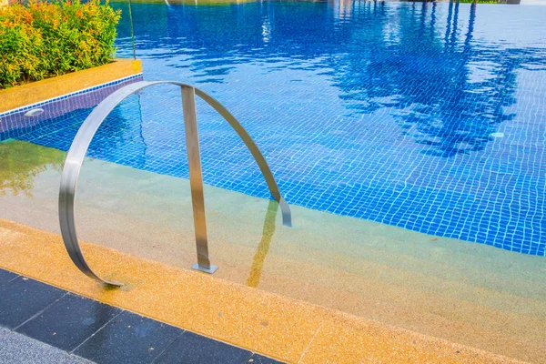Merdivenli Yüzme Havuzu — Stok fotoğraf