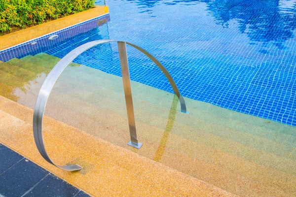 Piscina Con Scale — Foto Stock