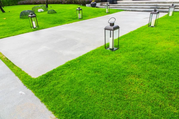 Het Pad Van Wandeling Het Park Met Groen Gras — Stockfoto