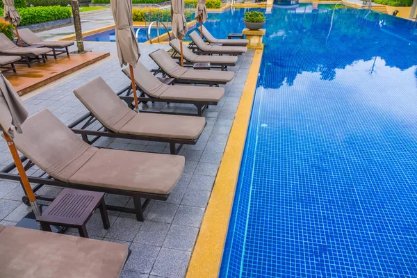 Piscina Con Asientos Relajantes Cerca Del Mar —  Fotos de Stock