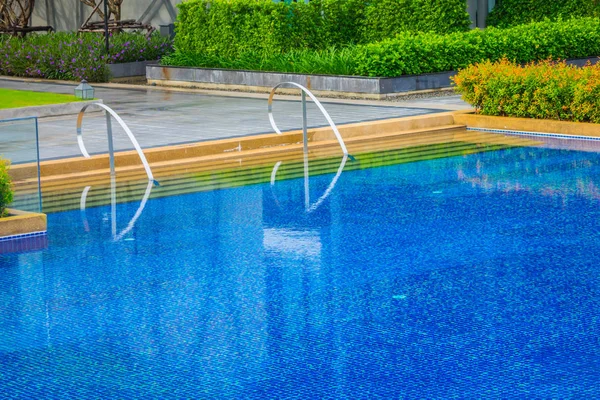 Piscina Con Scale — Foto Stock