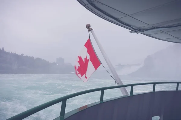 Καναδική Σημαία Ένα Σκάφος Στους Καταρράκτες Του Νιαγάρα Φιλτραρισμένη Εικόνα — Φωτογραφία Αρχείου