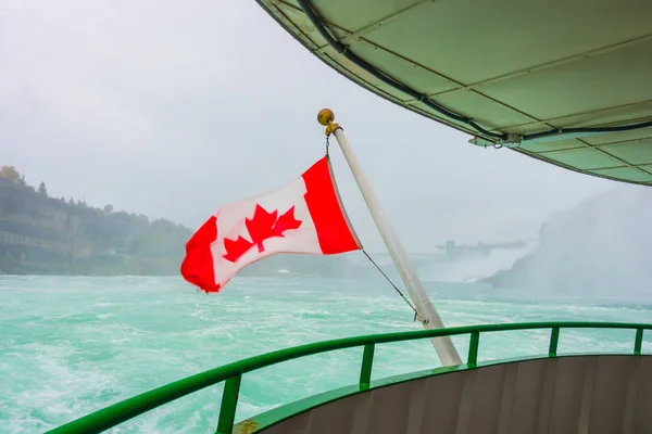 Bandeira Canadense Barco Niagara Falls — Fotografia de Stock