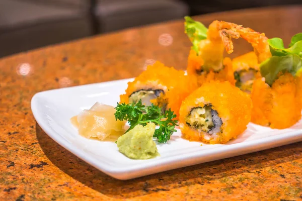 Japanische Sushi Rollen Mit Frischem Rohen Lachs Auf Weißem Teller — Stockfoto