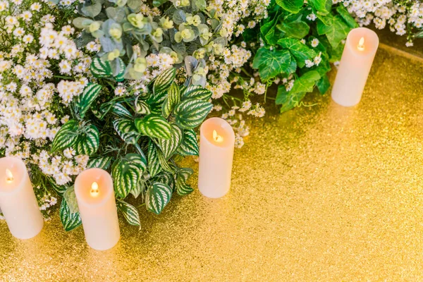 Κεριά Και Άνθη Για Μια Εορταστική Εκδήλωση Πάρτυ Γαμήλια — Φωτογραφία Αρχείου