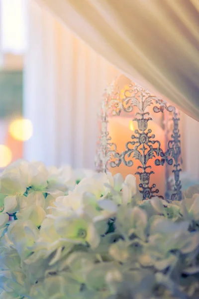 与婚礼舞台装饰蜡烛灯笼 — 图库照片