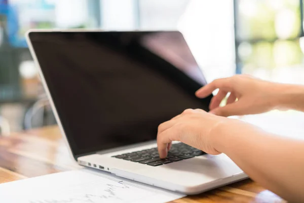 Primer Plano Mujer Negocios Escribiendo Mano Teclado Del Ordenador Portátil —  Fotos de Stock