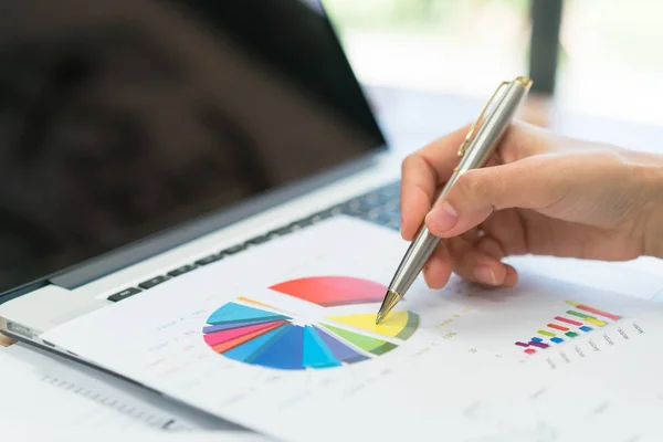 Gente Negocios Usando Laptop Gráficos Financieros Oficina Reuniones — Foto de Stock