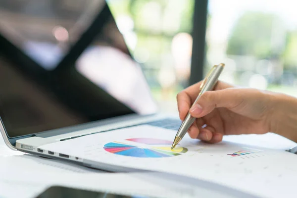 Geschäftsleute Nutzen Laptop Und Finanzkarten Tagungsbüro — Stockfoto