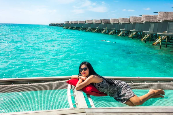 Retrato Jovem Mulher Feliz Bela Vila Água Ilha Das Maldivas — Fotografia de Stock