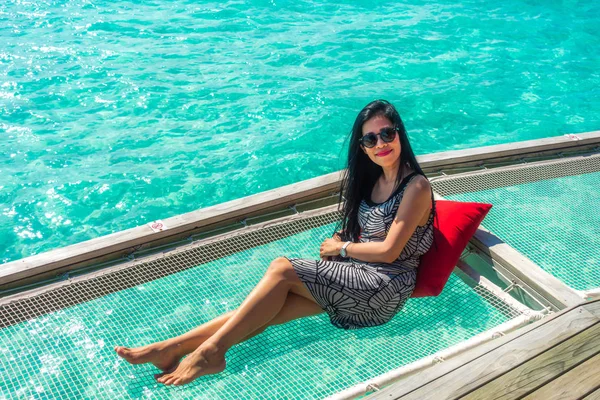 Portret Szczęśliwy Młoda Kobieta Piękna Willa Malediwy Wyspy Podróże Wakacje — Zdjęcie stockowe