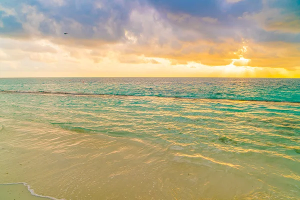 Belo Pôr Sol Com Céu Sobre Mar Calmo Ilha Das — Fotografia de Stock