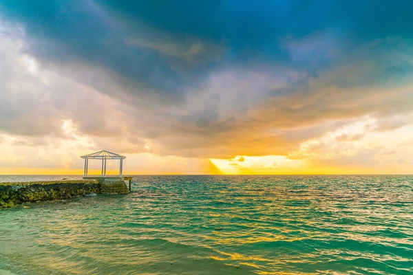 Krásný Západ Slunce Oblohy Nad Klidné Moře Tropickém Ostrově Malediv — Stock fotografie