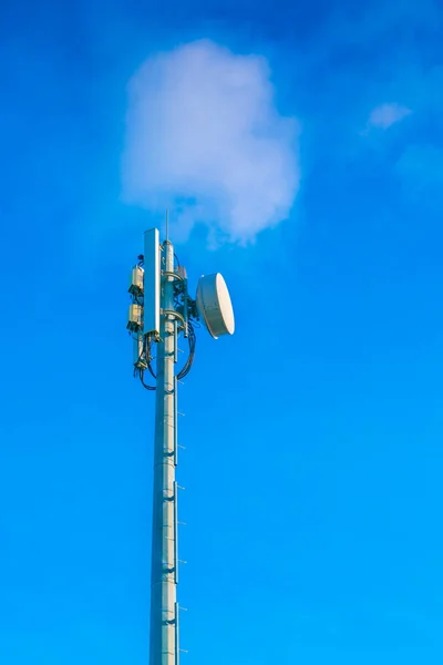 Torre Telecomunicazione Con Bel Cielo — Foto Stock