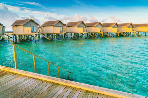 在热带的马尔代夫岛在日出时美丽的水别墅 — 图库照片