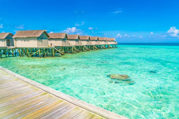 在马尔代夫的热带岛屿美丽的水上别墅 — 图库照片