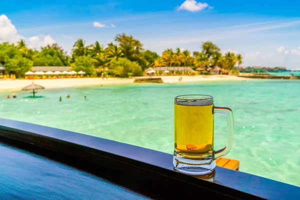 Sklenice Piva Krásný Tropický Ostrov Maledivy — Stock fotografie