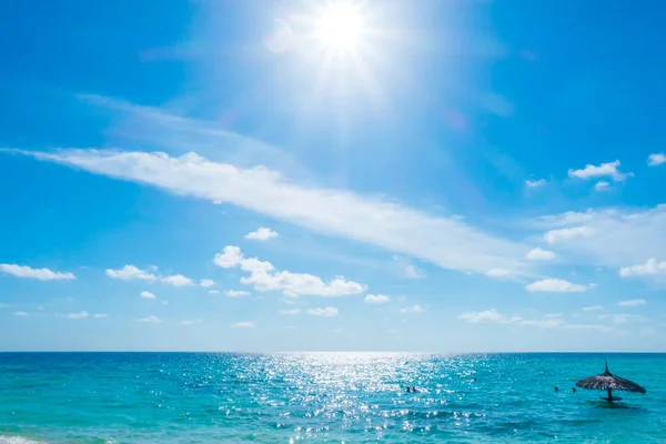 Nubes Blancas Con Cielo Azul Sol Sobre Mar Calma Isla — Foto de Stock