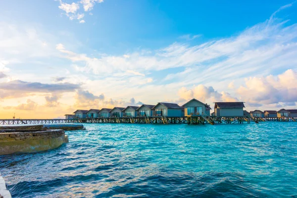 美丽与水别墅在马尔代夫的热带岛屿的日出 — 图库照片