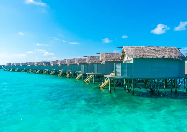 Tropikal Maldivler Adasında Sakin Deniz Üzerinde Villa — Stok fotoğraf