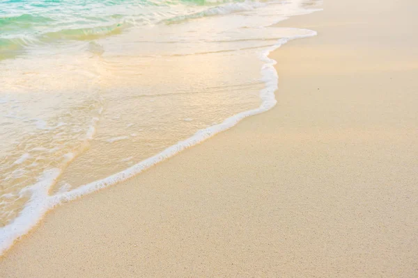白色的沙滩和大海的美丽热带马尔代夫岛屿 — 图库照片